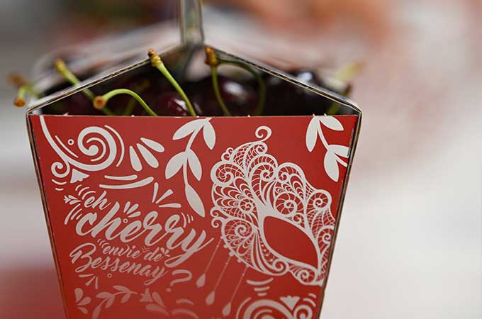 Ayudamos a los transportistas de cerezas en la región de Bessenay, Francia, a cambiar de canastillas de plástico a canastillas hechas a base de papel.