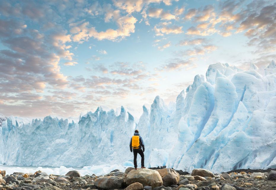 montañero mirando glaciares