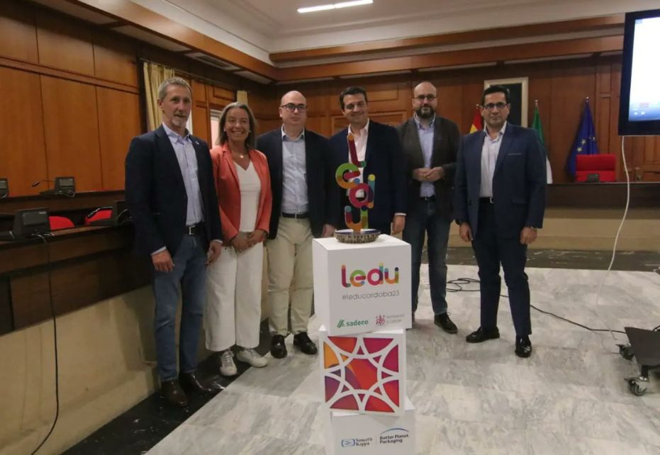 De izda. a dcha.: Alfonso Rodríguez de Sadia, CEO de la LEDU; Isabel Albás Vives, 1ª Teniente de Alcalde y presidenta de Sadeco; Rubén López, de Kia Motors Iberia; José María Bellido Roche, Exmo. Alcalde de Córdoba; Ángel Domingo, director técnico y de Comunicación de la LEDU; y Carlos Lijó, Regional General Manager de Smurfit Kappa